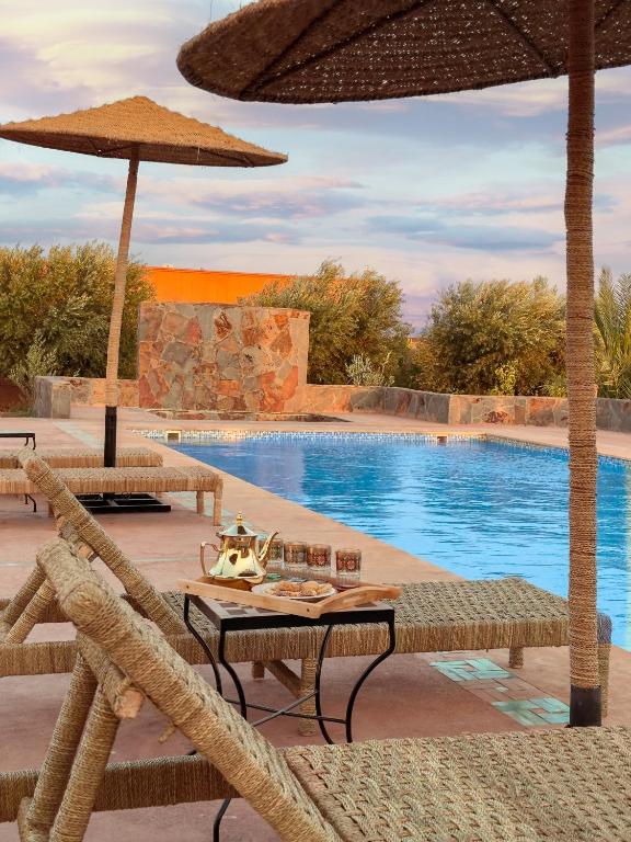 Thé à la menthe servi sur les transats au bord de la piscine