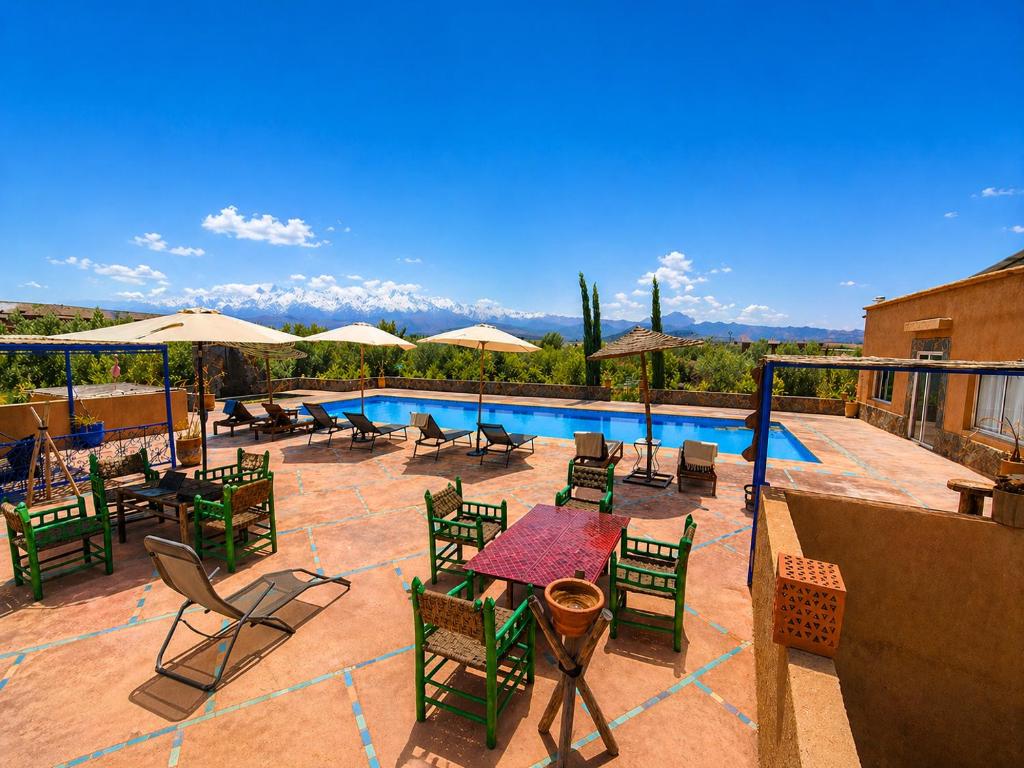 Piscine et terrasse avec vue sur les montagnes de l’Atlas enneigées